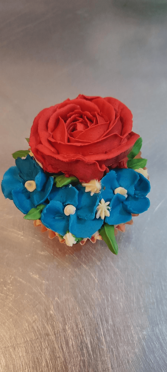 Single flower cupcake with crochet keyring