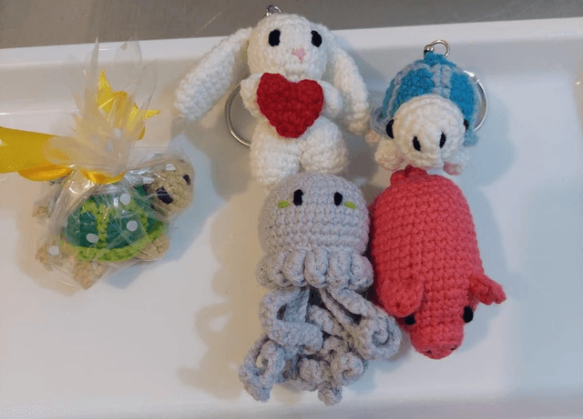 Single flower cupcake with crochet keyring